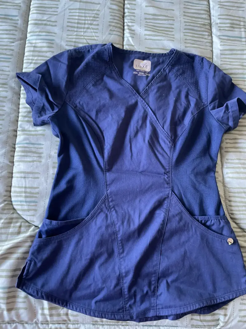 Blusa médica azul oscuro