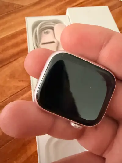 Reloj inteligente rosa en caja - miniatura 2