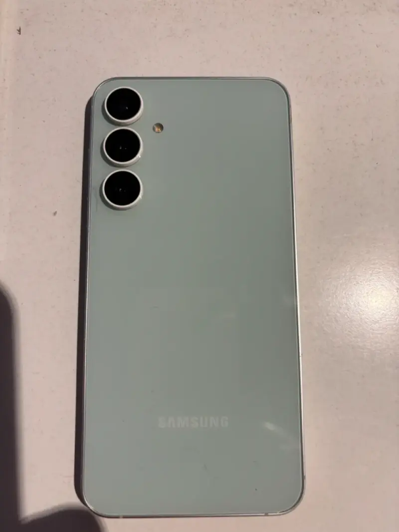 Samsung S23 fe color menta en excelente estado - 5