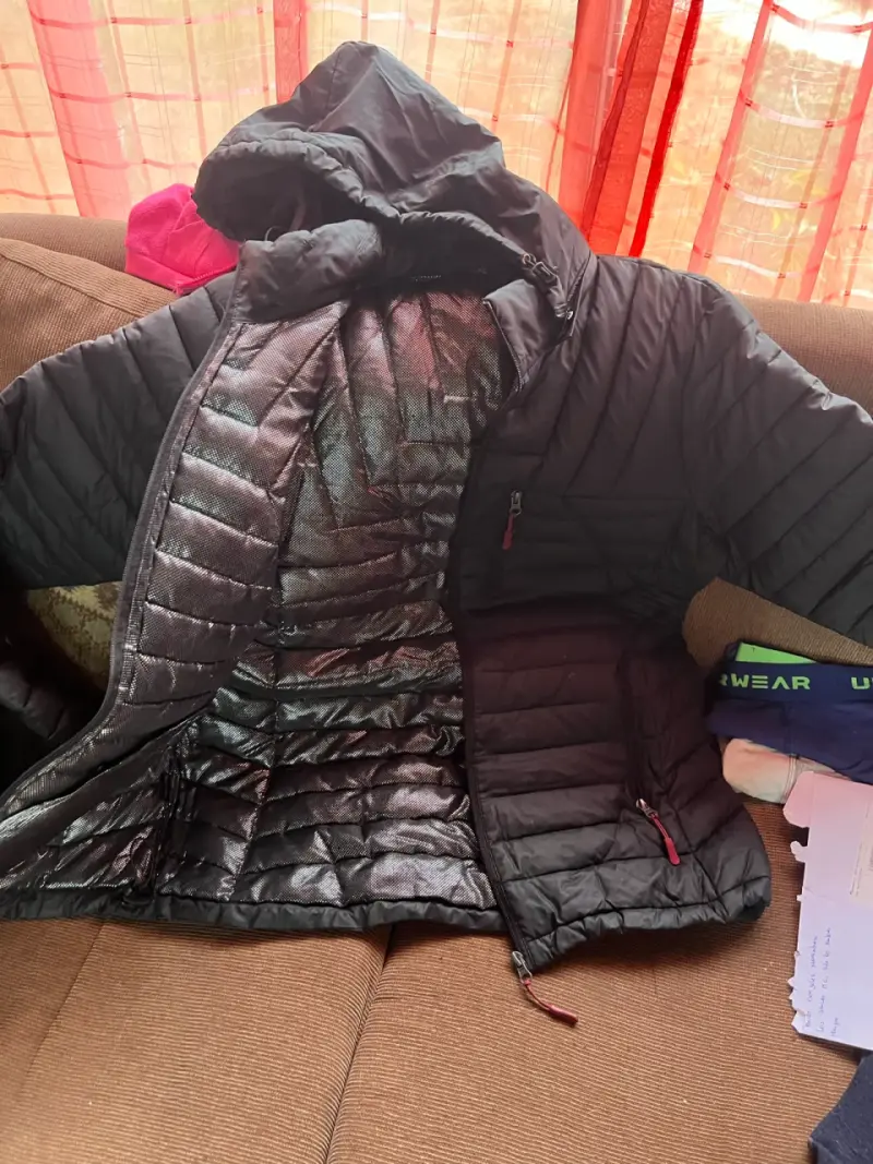 Chaqueta acolchada negra con capucha