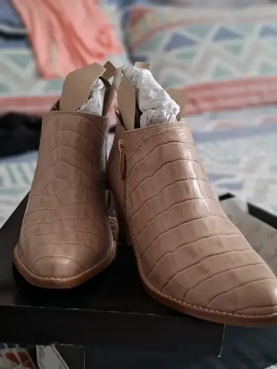 Botines color palo rosa estilo cocodrilo - miniatura 1