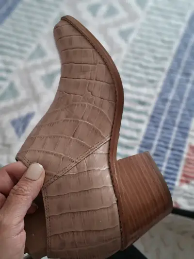 Botines color palo rosa estilo cocodrilo - miniatura 3
