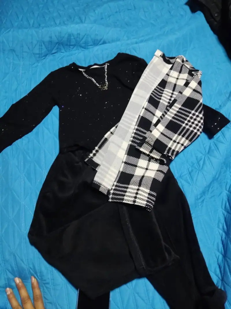 Conjunto negro y chelquito de cuadros