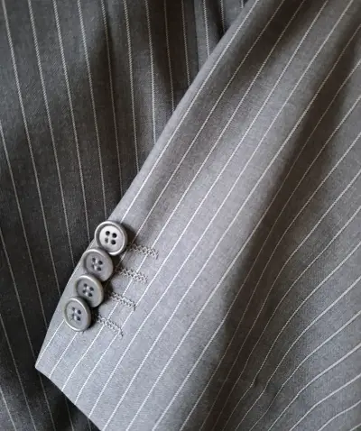 Traje gris a rayas - miniatura 2
