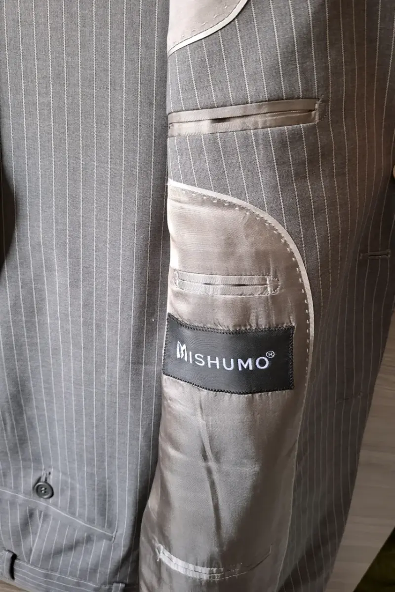 Traje gris a rayas - 3
