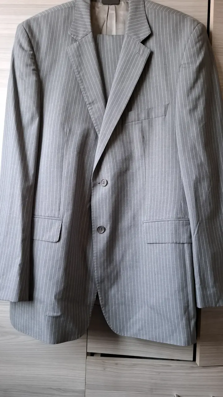 Traje gris a rayas - 4