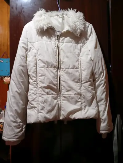 Chaqueta blanca con cuello de piel - miniatura 2
