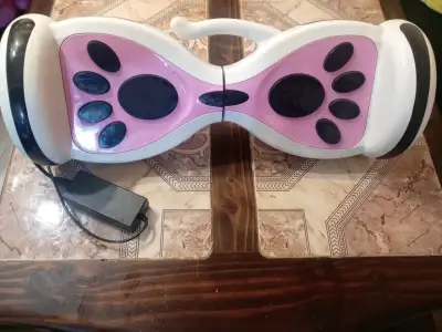 Hoverboard rosa con diseño de huellas - miniatura 1