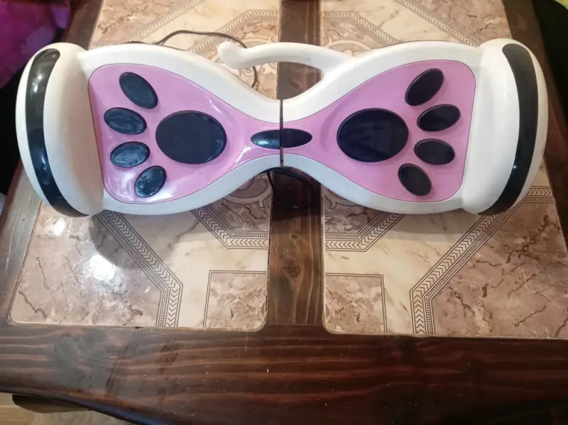 Hoverboard rosa con diseño de huellas - 2