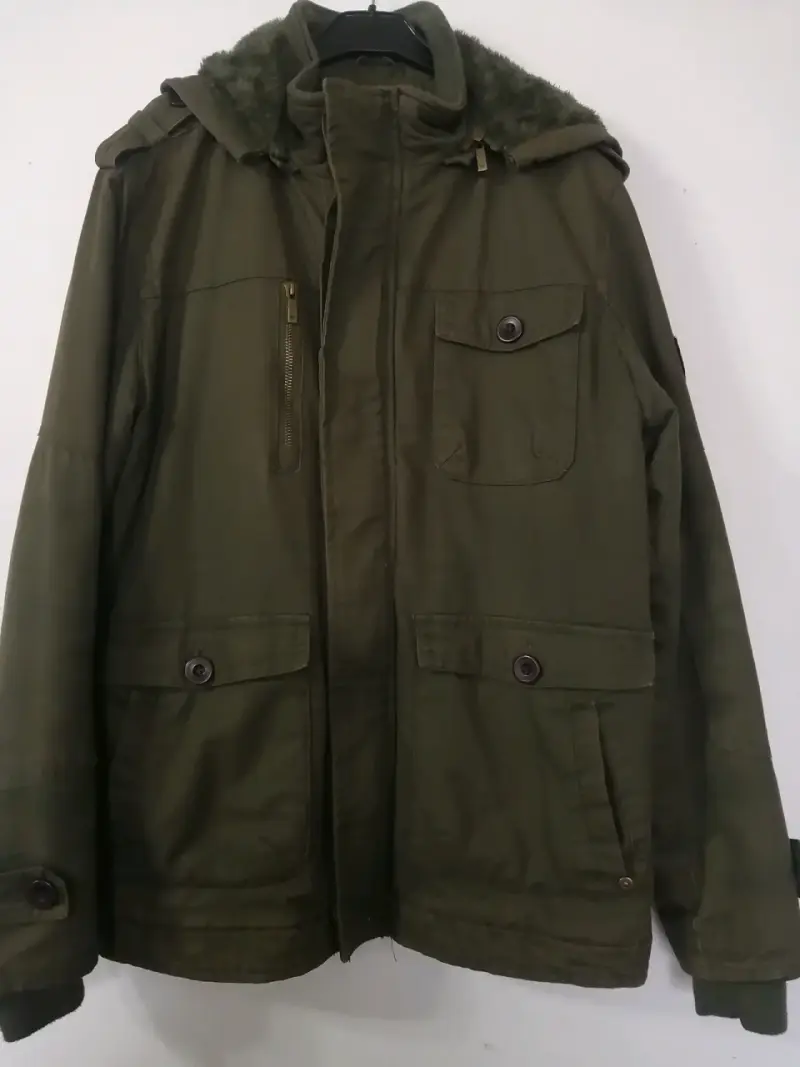Casaca Ferouch verde , con capucha
