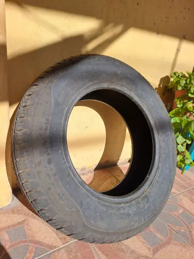 Neumático usado para auto - miniatura 1