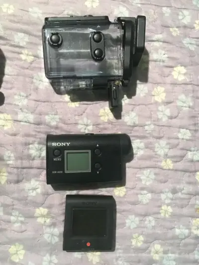 Cámara de acción Sony con carcasa - miniatura 1