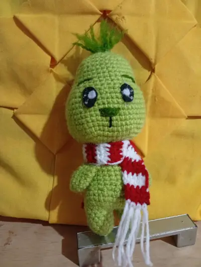 Muñeco tejido Grinch - miniatura 2