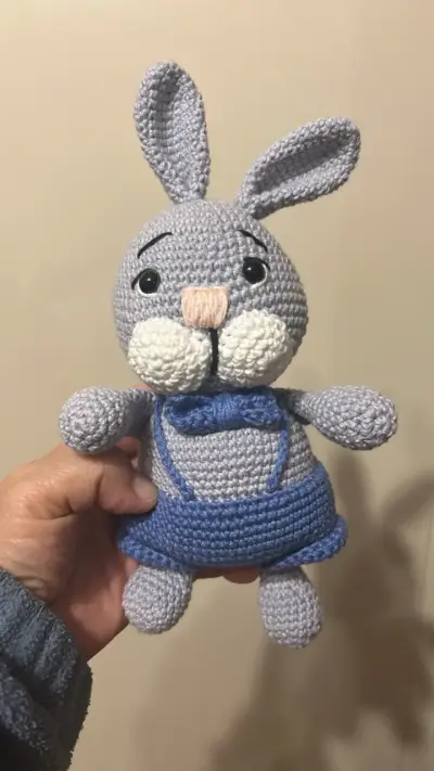 Conejo de peluche tejido - miniatura 2