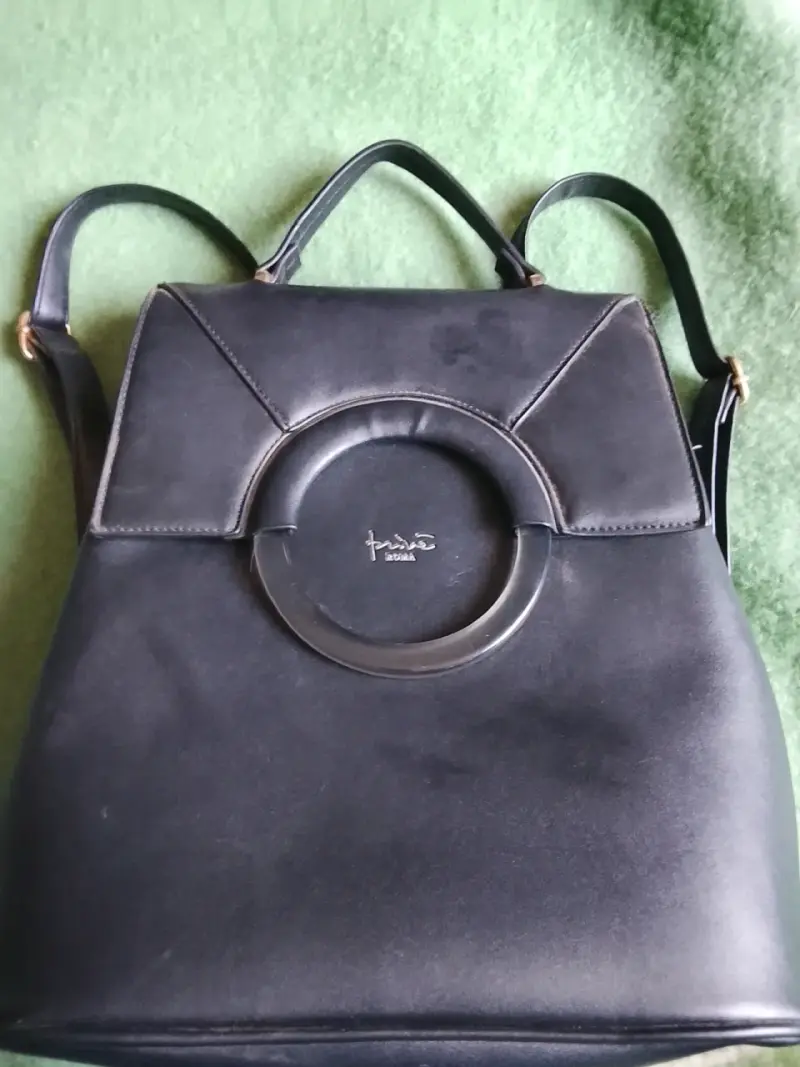 Mochila negra de cuero - 1