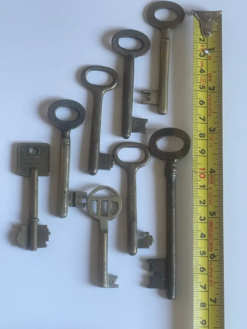 Lote de 8 llaves antiguas originales de bronce - 1