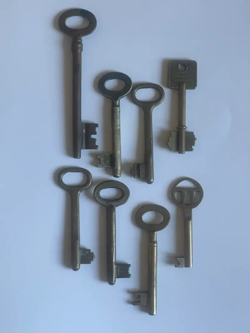 Lote de 8 llaves antiguas originales de bronce - 2
