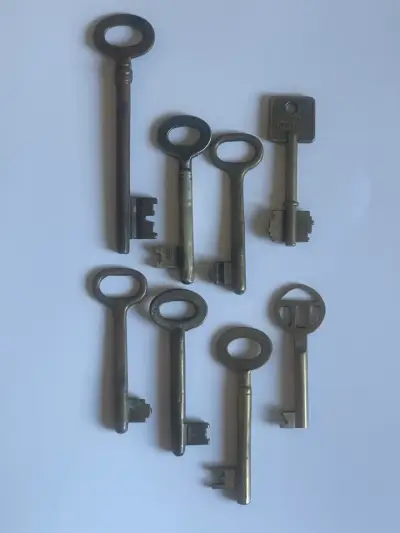 Lote de 8 llaves antiguas originales de bronce - miniatura 2