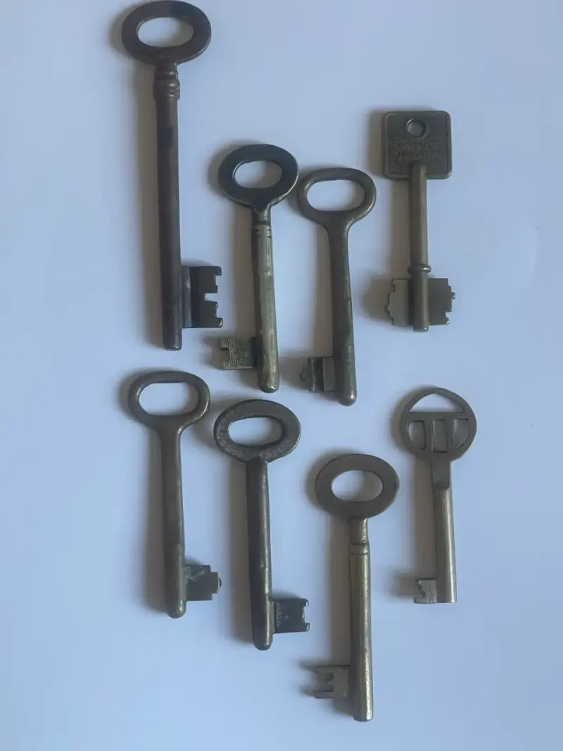 Lote de 8 llaves antiguas originales de bronce - 3