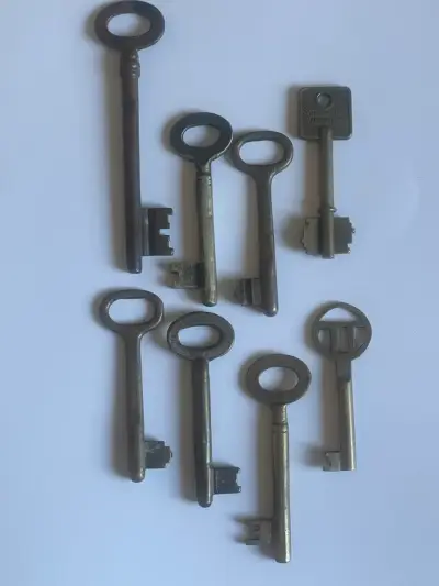 Lote de 8 llaves antiguas originales de bronce - miniatura 3