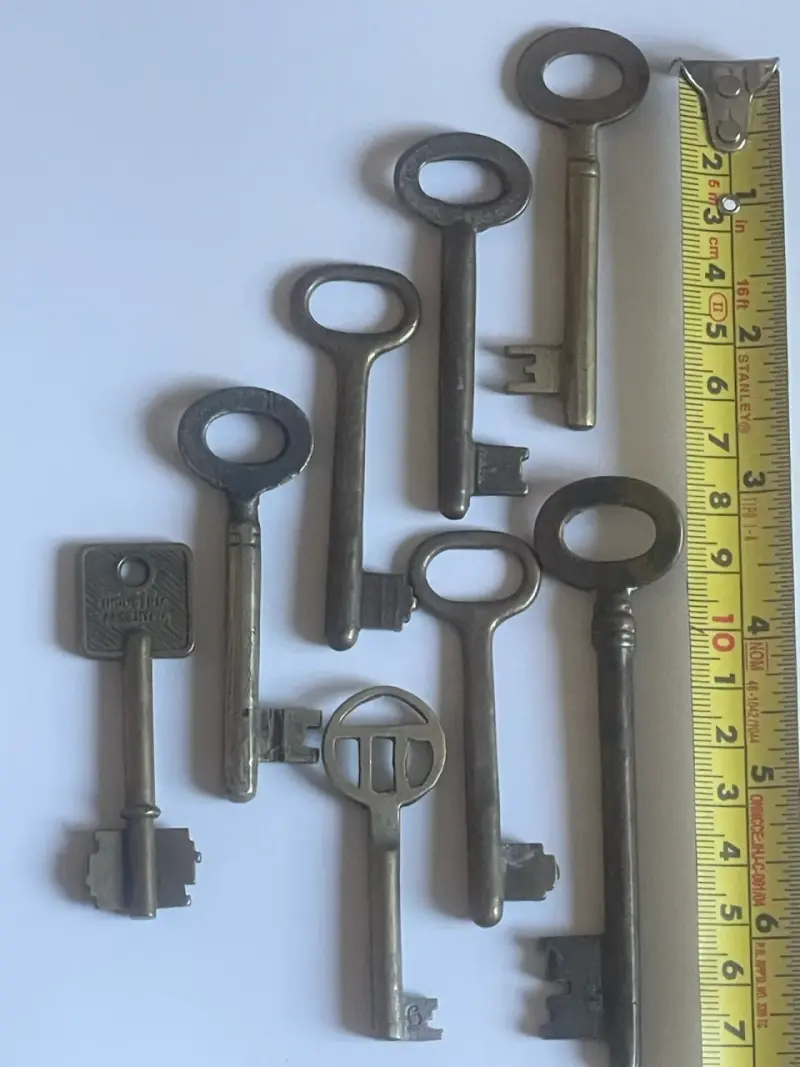 Lote de 8 llaves antiguas originales de bronce - 4