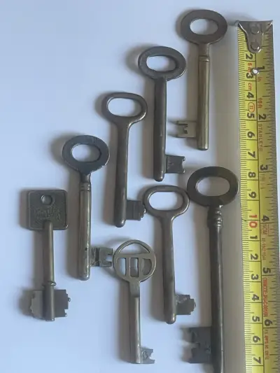 Lote de 8 llaves antiguas originales de bronce - miniatura 4