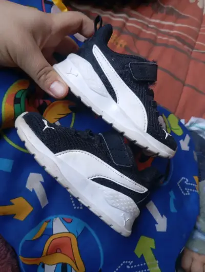 Zapatillas negras para niños - miniatura 1