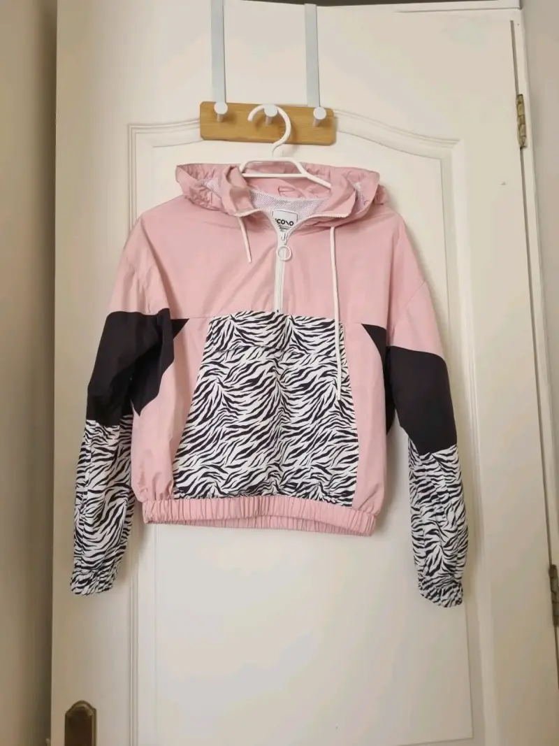 Cortaviento rosa con capucha y estampado - 1