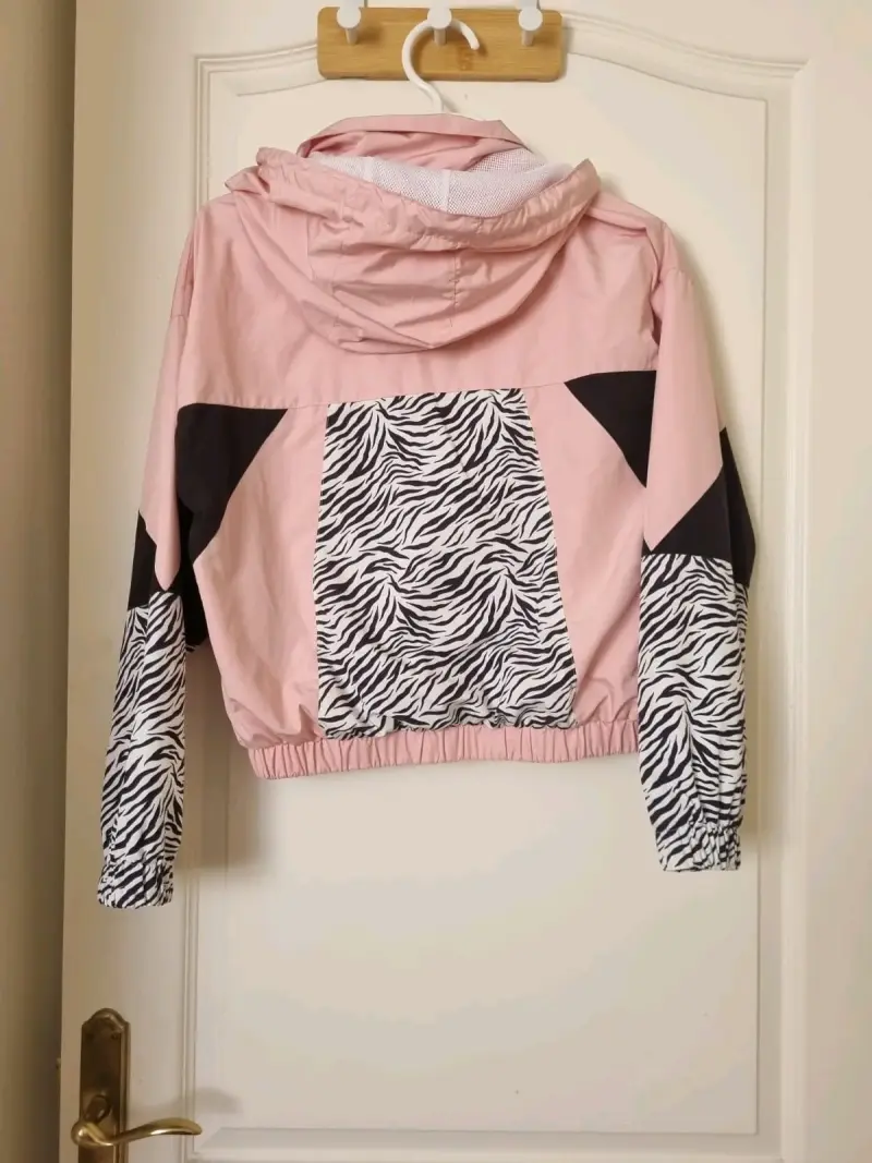 Cortaviento rosa con capucha y estampado - 2