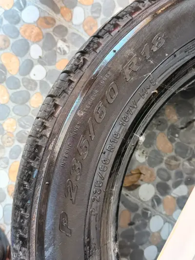 VENDO un neumático de repuesto muy poco uso - miniatura 2