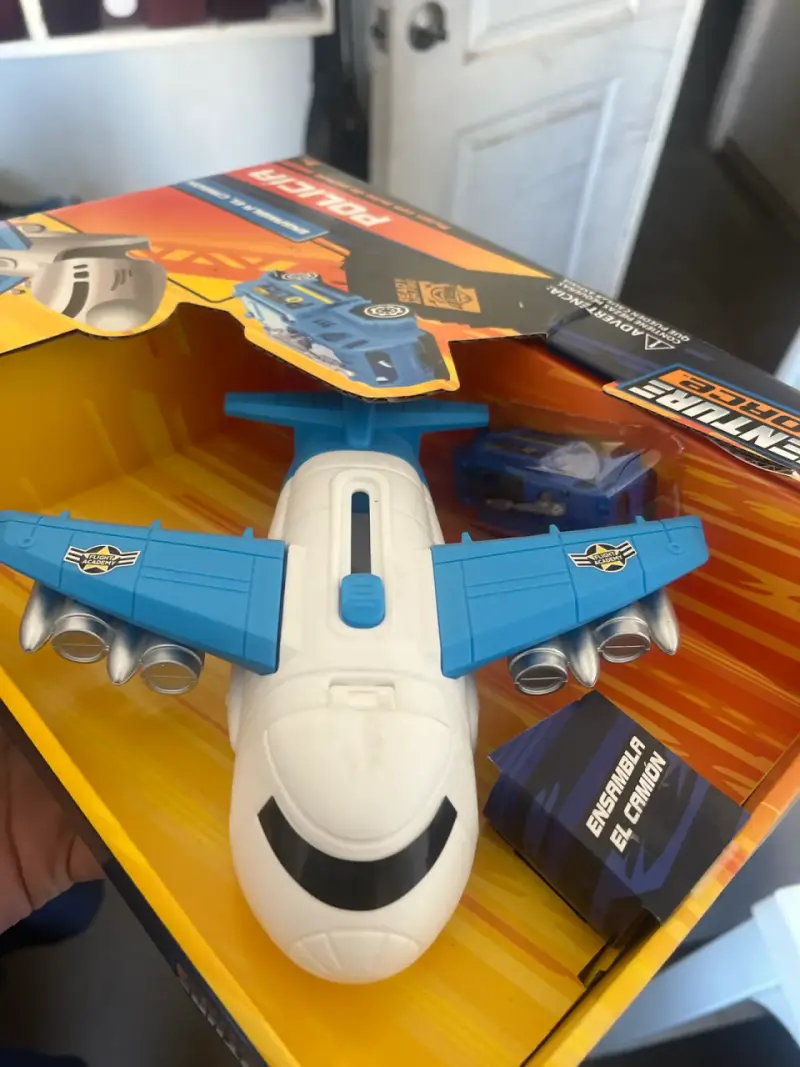 Avión con auto de policía - 2