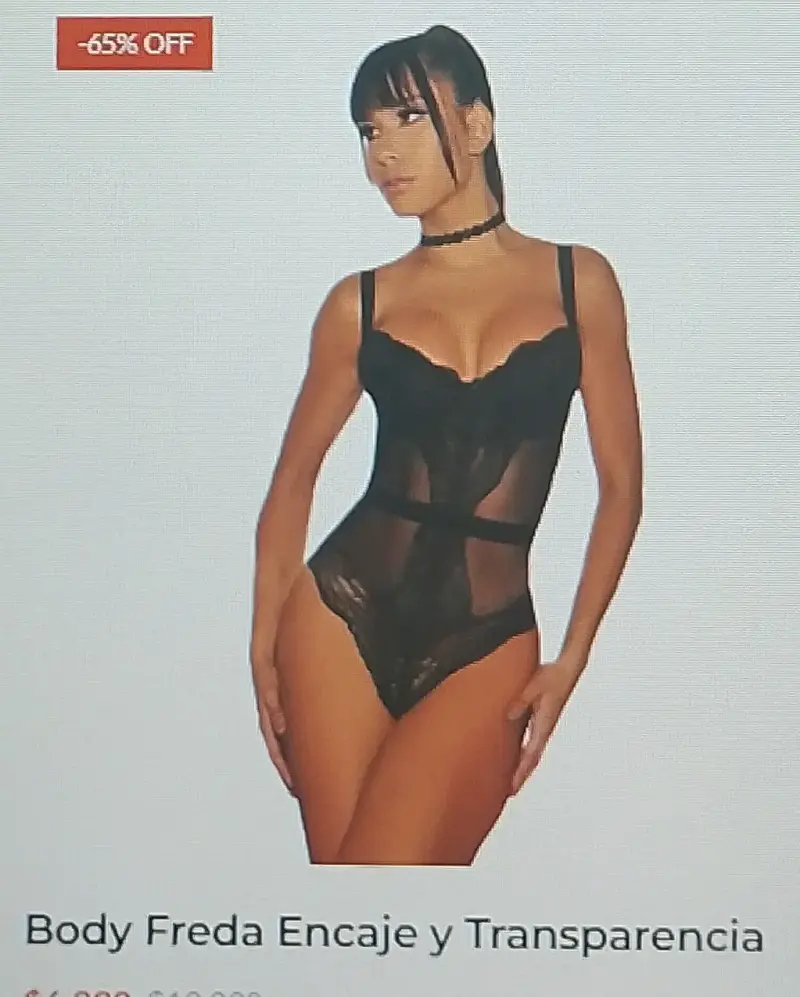 Body negro de encaje con transparencia