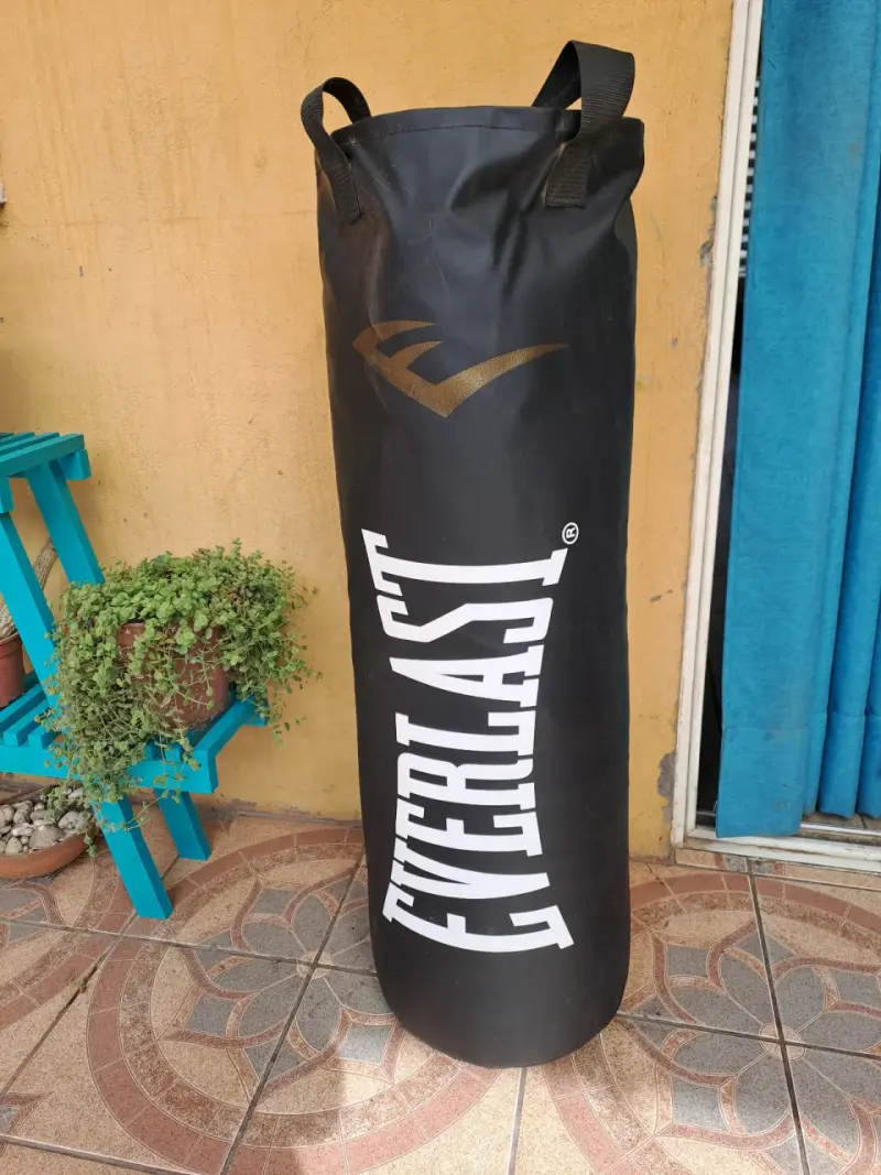 Saco de boxeo Everlast negro - 2