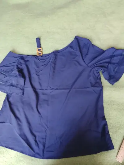 Polera azul un hombro con detalle - miniatura 1