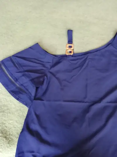 Polera azul un hombro con detalle - miniatura 2