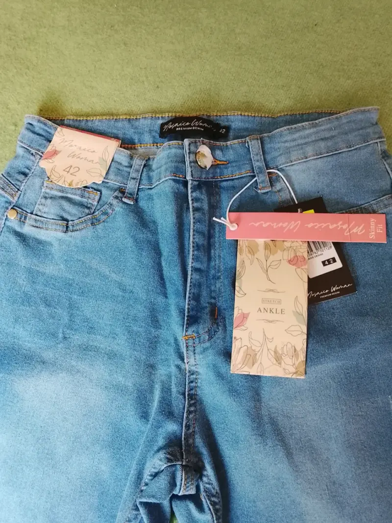 Jeans azul claros con etiqueta - 2