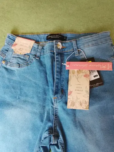 Jeans azul claros con etiqueta - miniatura 2