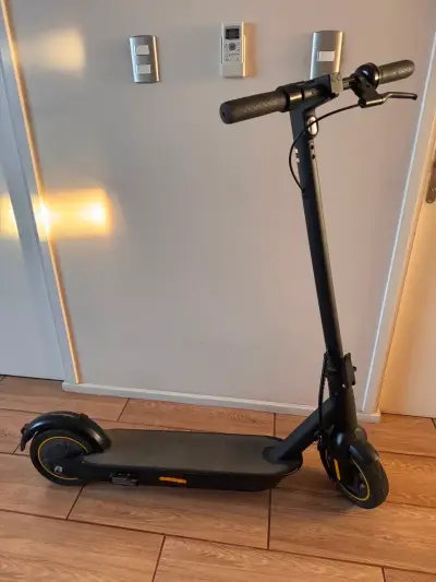 Scooter eléctrico negro - miniatura 1