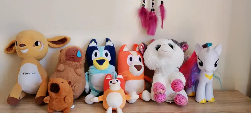 Set de peluches variados y unicornio