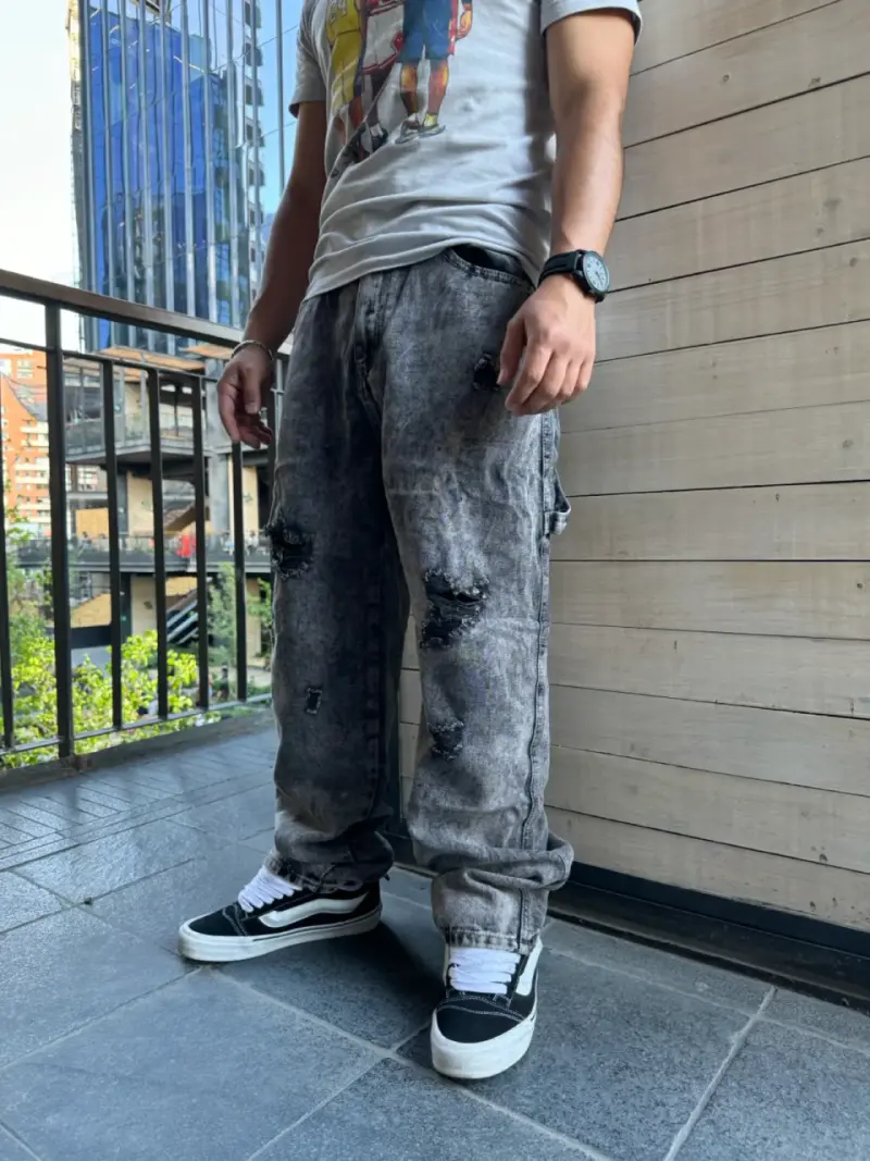 Jeans gris desgastados para hombre