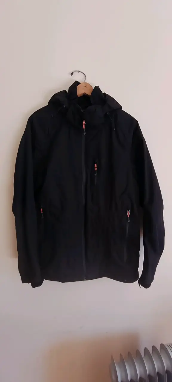 Chaqueta negra con capucha