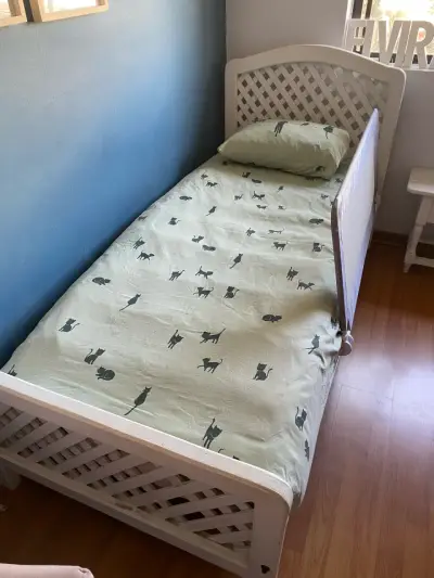 Cama infantil blanca con baranda - miniatura 1