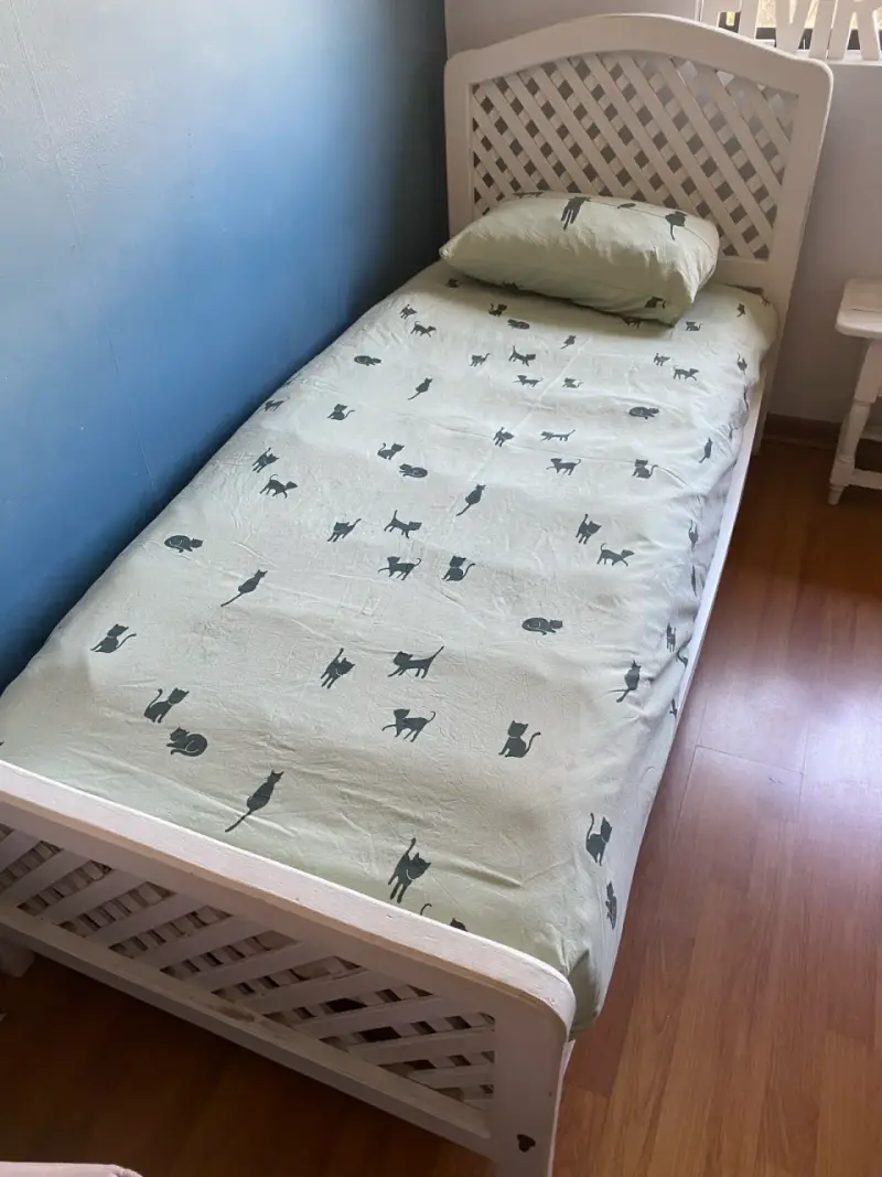 Cama infantil blanca con baranda - 2