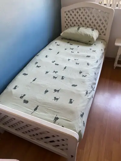 Cama infantil blanca con baranda - miniatura 2