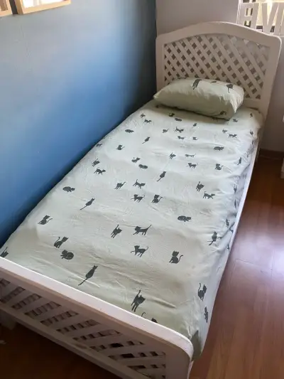 Cama infantil blanca con baranda - miniatura 3