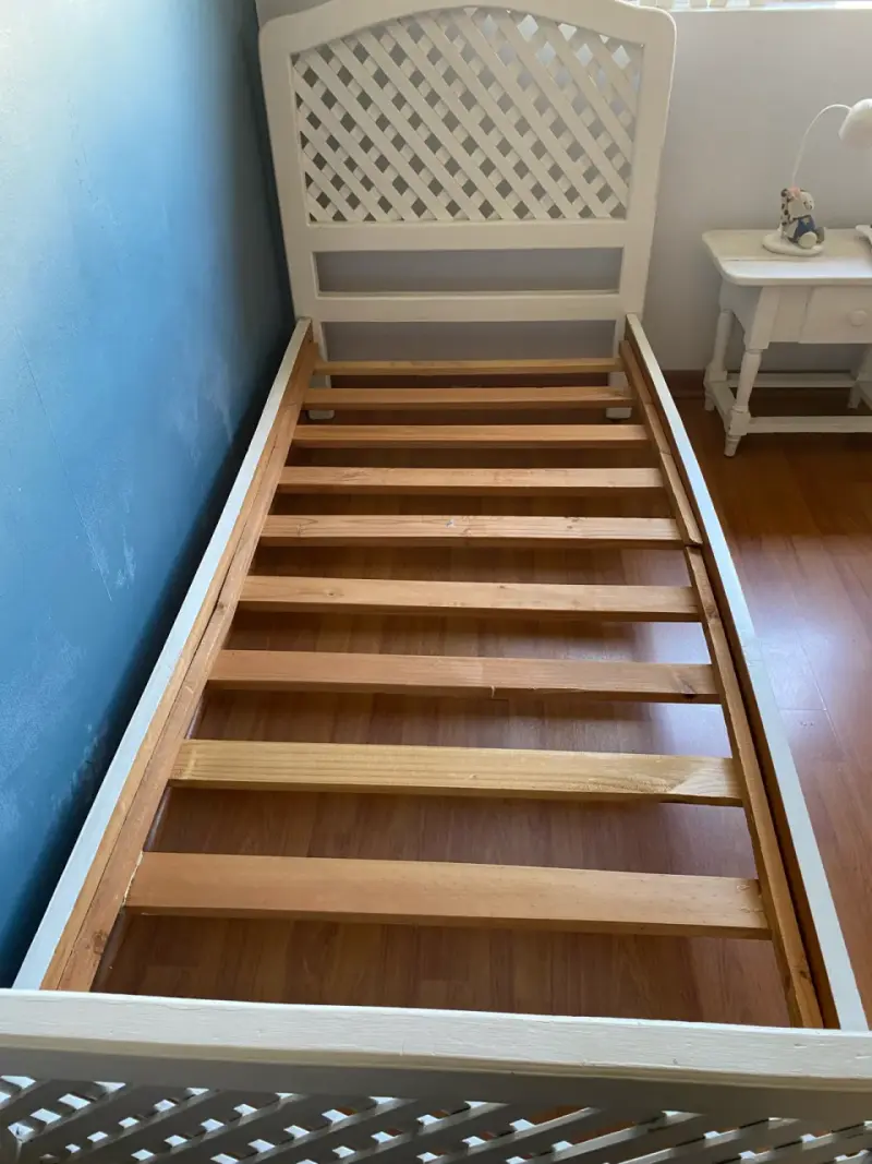 Cama infantil blanca con baranda - 4