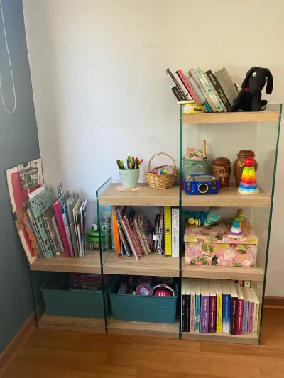 Librero de madera con estantes - miniatura 1
