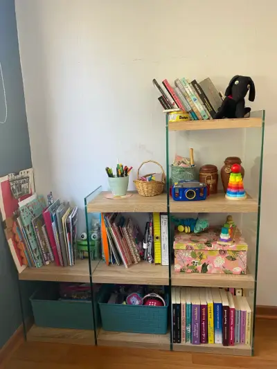 Librero de madera con estantes - miniatura 2