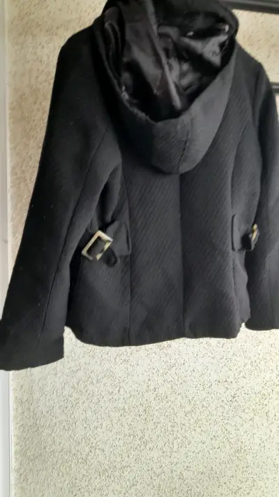 Abrigo negro con capucha - miniatura 1