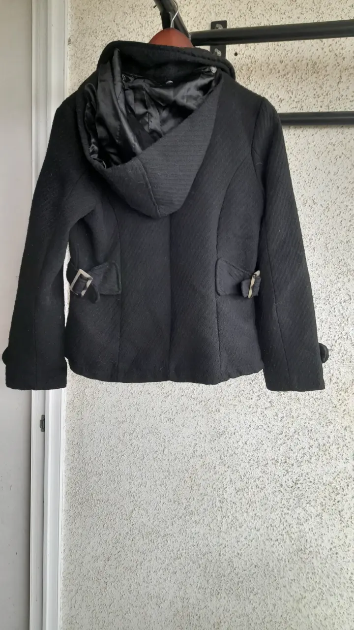 Abrigo negro con capucha - 2